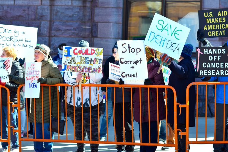 Economic Discontent Drives Hispanic Voters from Republicans in Midterms
